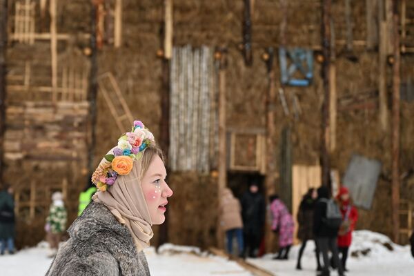 俄罗斯姑娘在现场观看燃烧谢肉节“第四堵墙”艺术立方体。 - 俄罗斯卫星通讯社
