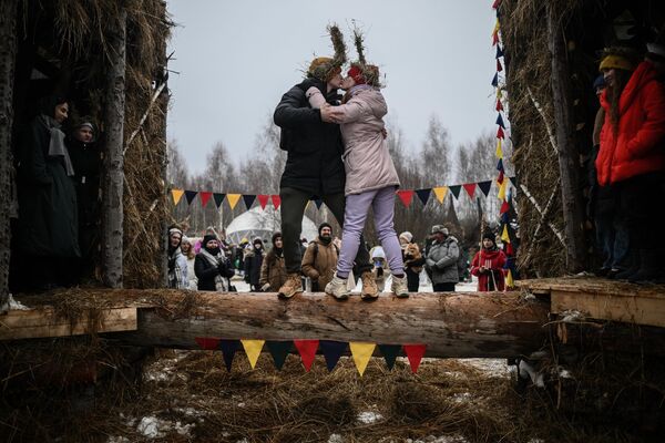 参加谢肉节狂欢活动的游客。 - 俄罗斯卫星通讯社