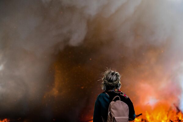 俄羅斯姑娘在現場觀看燃燒謝肉節“第四堵牆”藝術立方體。 - 俄羅斯衛星通訊社