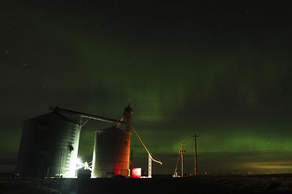 2月26日，美國華盛頓州沃什圖克納附近一座穀物升降機上空出現北極光。 - 俄羅斯衛星通訊社