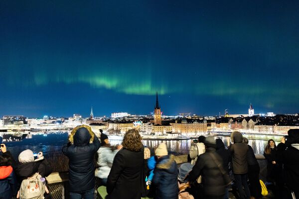 2月27 日，人們在斯德哥爾摩市中心觀看北極光。 - 俄羅斯衛星通訊社