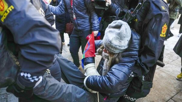 格蕾塔•通贝里被警察从抗议集会地点带走 - 俄罗斯卫星通讯社