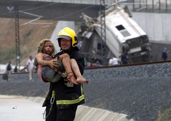 2013年，西班牙聖地亞哥-德孔波斯特拉發生一起列車脫軌事故。由於超速行駛，13節高速列車車廂脫軌，79人死亡。 - 俄羅斯衛星通訊社