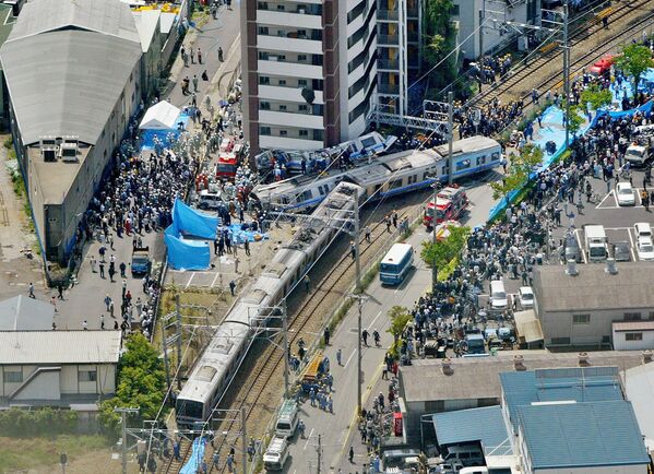 2005年，日本尼崎市近郊的一列列車脫軌，並撞上了一個立體停車場，造成108人死亡，555人受傷。 - 俄羅斯衛星通訊社