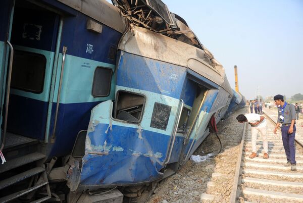 2016年11月20日，印度北部發生一起列車脫軌事故：14節車廂全部脫軌，造成143人死亡。 - 俄羅斯衛星通訊社