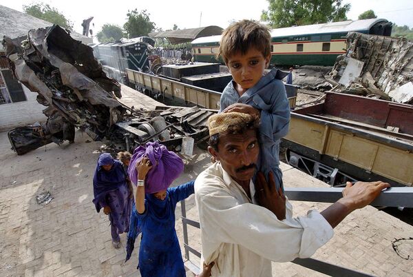 2005年，在距離巴基斯坦城市戈塔基不遠的地方，發生一起嚴重的三列火車相撞事故，至少132人死亡。 - 俄羅斯衛星通訊社