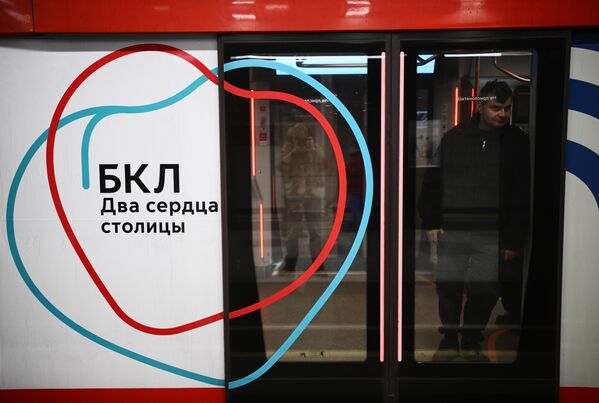 莫斯科地铁大环线的标志。3月1日，莫斯科地铁大环线最后9个车站投入运营，标志着大环线的全线开通。 - 俄罗斯卫星通讯社