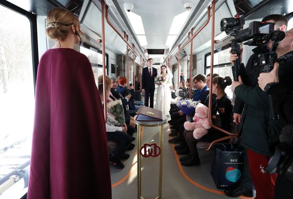 一對新婚夫婦在莫斯科地鐵大環線的列車車廂里舉行結婚登記儀式。 - 俄羅斯衛星通訊社