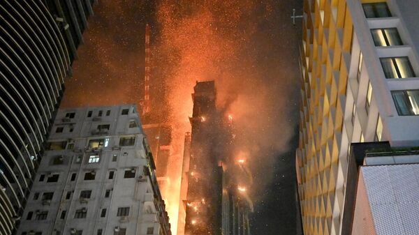 位於香港尖沙咀的一棟正在重建的大樓發生嚴重火災 - 俄羅斯衛星通訊社