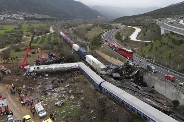 2023年3月1日，希腊拉里萨市附近火车相撞后，一台起重机、消防员和救援人员正在现场作业。 - 俄罗斯卫星通讯社