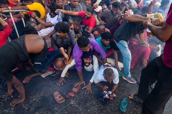 2023年2月26日，在科伦坡的抗议活动中，警察发射催泪瓦斯驱散斯里兰卡反对党全国人民力量(NPP)的抗议者。 - 俄罗斯卫星通讯社