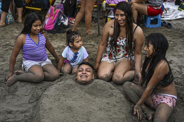 2023年2月26日，一家人在秘魯利馬的Agua Dulce海灘合影。 - 俄羅斯衛星通訊社