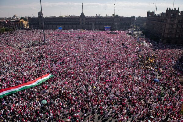 2023年2月26日，墨西哥城，数千名反对派抗议者聚集在一起，示威反对左派执政党涉及选举制度的改革。 - 俄罗斯卫星通讯社