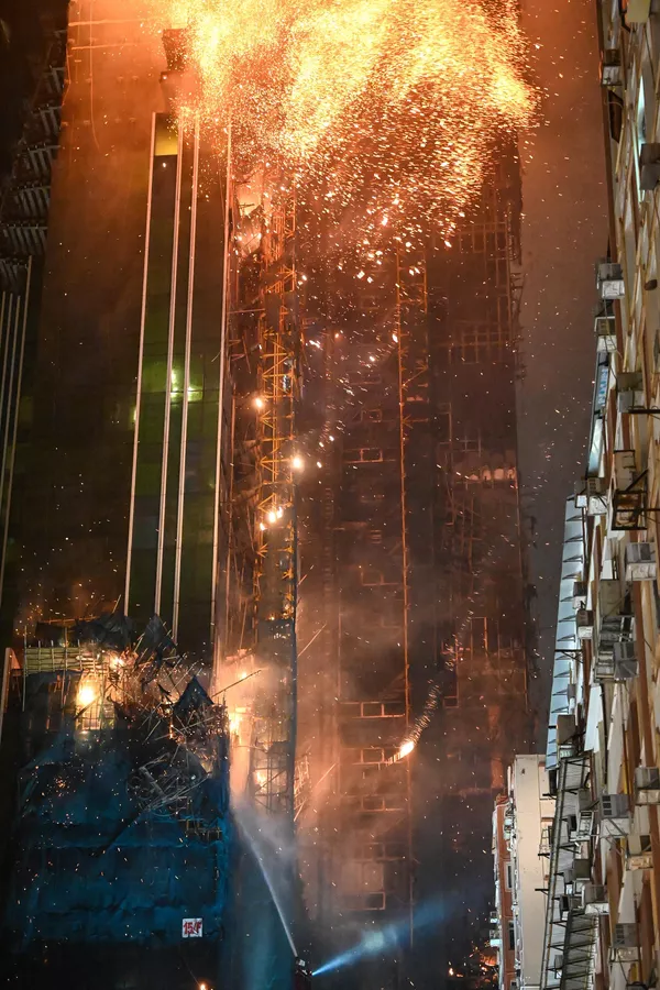 香港尖沙咀一棟在建的高層建築發生火災 香港尖沙咀一棟在建的高層建築發生火災 - 俄羅斯衛星通訊社