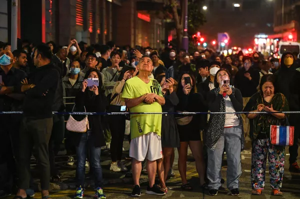 香港當地居民觀望消防員給在建高樓滅火 香港當地居民觀望消防員給在建高樓滅火 - 俄羅斯衛星通訊社