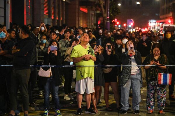 香港當地居民觀望消防員給在建高樓滅火 - 俄羅斯衛星通訊社