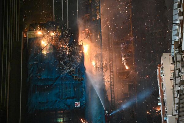 香港，消防員正在撲滅一棟在建高樓的大火 - 俄羅斯衛星通訊社