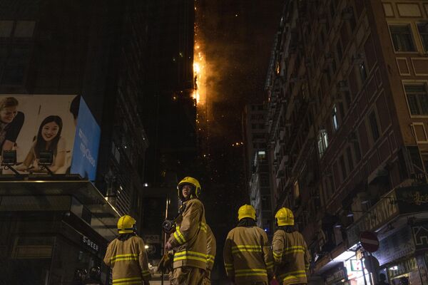 香港，消防員即將撲滅一棟在建高樓的大火 - 俄羅斯衛星通訊社