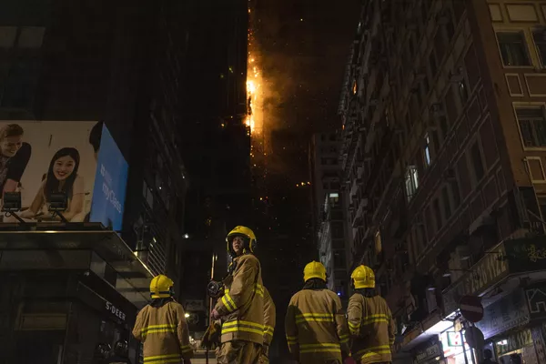 香港,消防員即將撲滅一棟在建高樓的大火 香港,消防員即將撲滅一棟在建高樓的大火 - 俄羅斯衛星通訊社