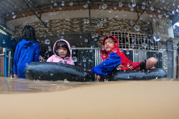 孩子們坐在輪胎里等待被疏散 - 俄羅斯衛星通訊社