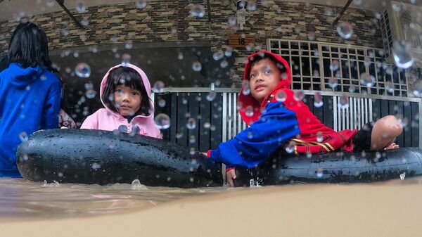 孩子们坐在轮胎里等待被疏散 - 俄罗斯卫星通讯社