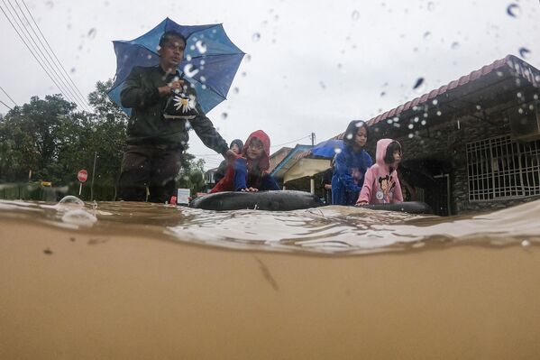 一家人在撤離後克服洪水造成的障礙 - 俄羅斯衛星通訊社