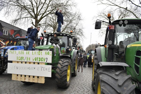 布魯塞爾，一個小男孩坐在拖拉機上。比利時農民在布魯塞爾舉行示威遊行，抗議政府關於農業和畜牧業氮肥使用和氮排放的限制政策 - 俄羅斯衛星通訊社