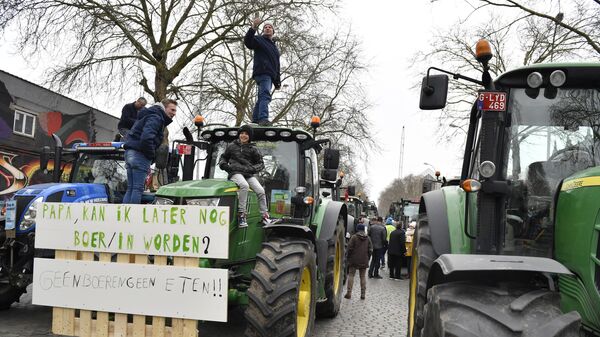 布魯塞爾，一個小男孩坐在拖拉機上。比利時農民在布魯塞爾舉行示威遊行，抗議政府關於農業和畜牧業氮肥使用和氮排放的限制政策 - 俄羅斯衛星通訊社