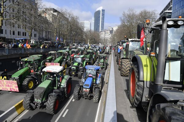 农民们开着拖拉机堵住了布鲁塞尔市中心的道路。比利时农民在布鲁塞尔举行示威游行，抗议政府关于农业和畜牧业氮肥使用和氮排放的限制政策 - 俄罗斯卫星通讯社