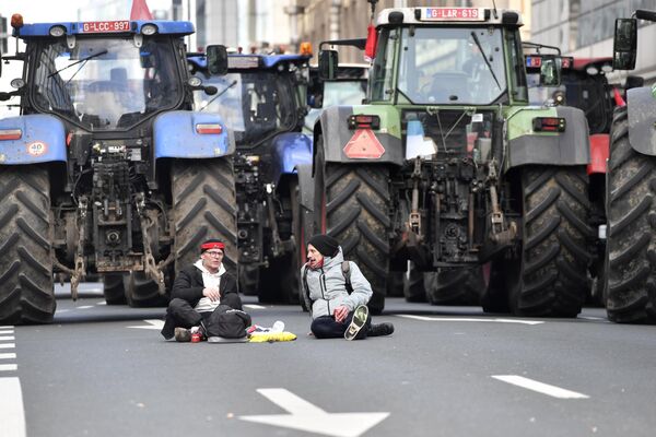 農民們坐在自己的拖拉機旁。比利時農民在布魯塞爾舉行示威遊行，抗議政府關於農業和畜牧業氮肥使用和氮排放的限制政策 - 俄羅斯衛星通訊社