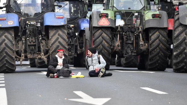 捷克警方：至少500台农用机械正前往布拉格参加抗议活动 - 俄罗斯卫星通讯社