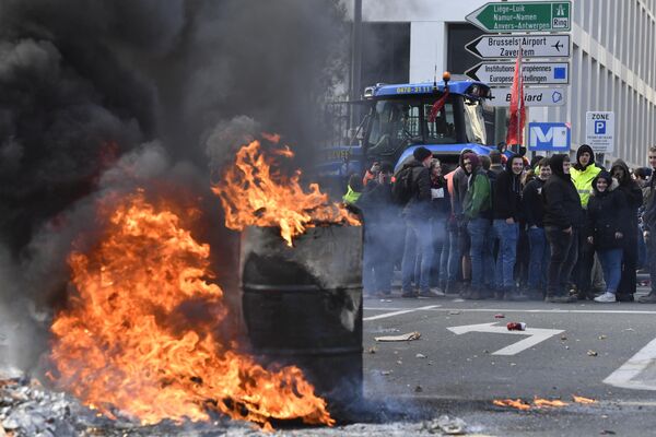 農民們放火焚燒輪胎。比利時農民在布魯塞爾舉行示威遊行，抗議政府關於農業和畜牧業氮肥使用和氮排放的限制政策 - 俄羅斯衛星通訊社
