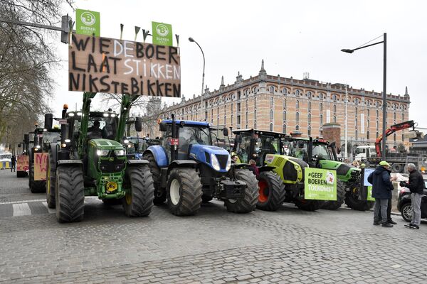 农民们开着拖拉机堵住了布鲁塞尔市中心的道路。比利时农民在布鲁塞尔举行示威游行，抗议政府关于农业和畜牧业氮肥使用和氮排放的限制政策 - 俄罗斯卫星通讯社