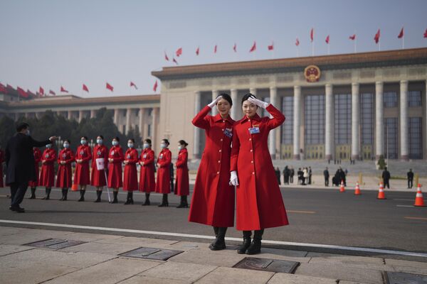 全国政协十四届一次会议开幕前护送队姑娘们敬礼 - 俄罗斯卫星通讯社