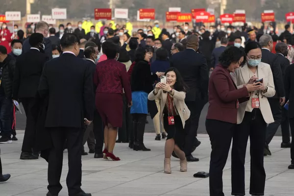 3月4日，一位使命职员在国夷易近大礼堂举行的中国国夷易近政治商议团聚揭幕式结束后摄影。 - 俄罗斯卫星通信社