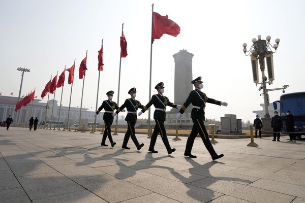 全国政协十四届一次会议开幕前警卫人员在天安门广场上巡逻 - 俄罗斯卫星通讯社