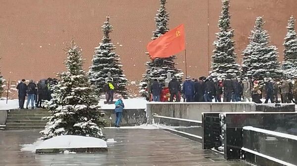 俄共產黨人在斯大林逝世70週年之際向其墓獻花 - 俄羅斯衛星通訊社
