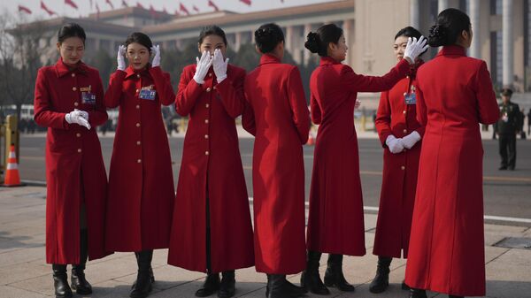 3月4日，中國全國人民代表大會開幕前夕，公交車女乘務員在人民大會堂外拍照 - 俄羅斯衛星通訊社