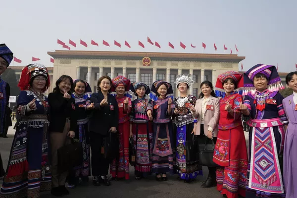 3月5日，中国天下国夷易近代表大会揭幕式结束后，身着少数夷易近族时装的代表们合影纪念。 - 俄罗斯卫星通信社