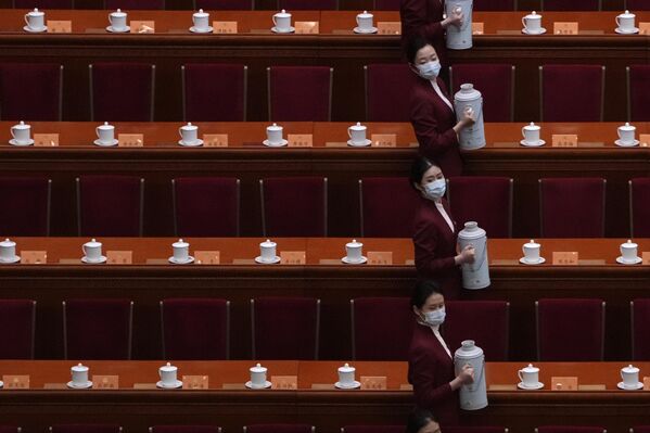 3月4日，中國人民政治協商會議開幕式前夕，工作人員正在倒水。 - 俄羅斯衛星通訊社