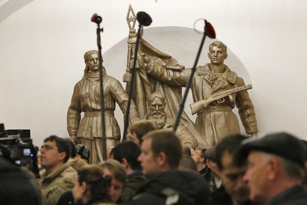 莫斯科市地鐵環線與莫斯科河線換乘站“白俄羅斯”站內的白俄羅斯游擊隊員雕像。 - 俄羅斯衛星通訊社
