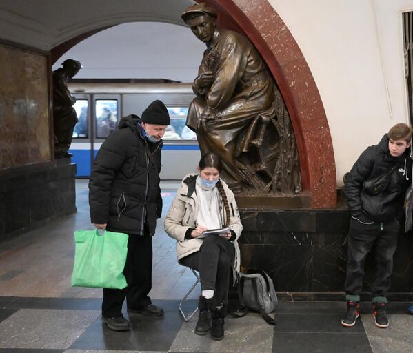 莫斯科市民在“革命廣場”地鐵站等候乘車。 - 俄羅斯衛星通訊社