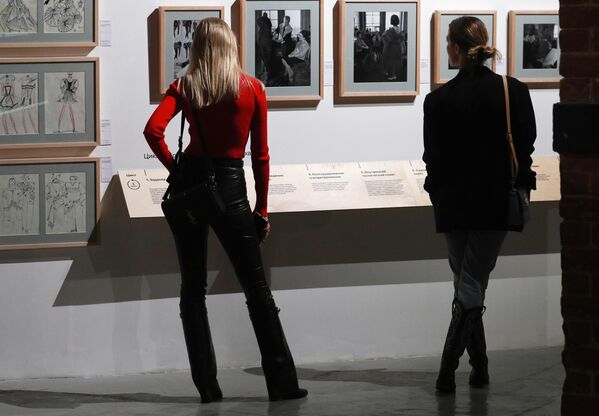 市民在莫斯科市博物馆观看“时装之家，造型行业”展览。 - 俄罗斯卫星通讯社