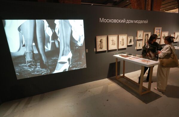 市民在莫斯科市博物館觀看“時裝之家，造型行業”展覽。 - 俄羅斯衛星通訊社