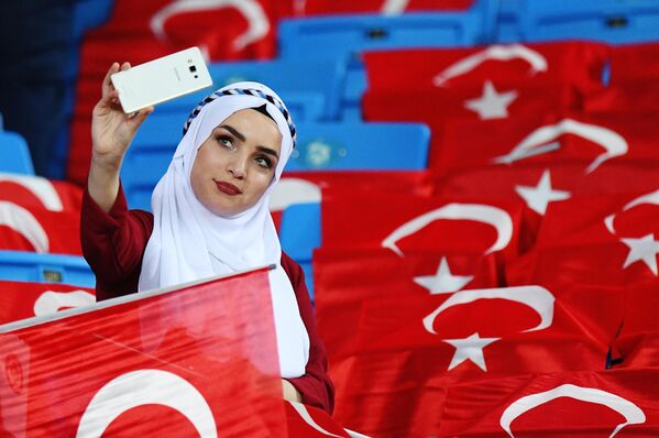 土耳其女球迷在观众席上拍照。 - 俄罗斯卫星通讯社