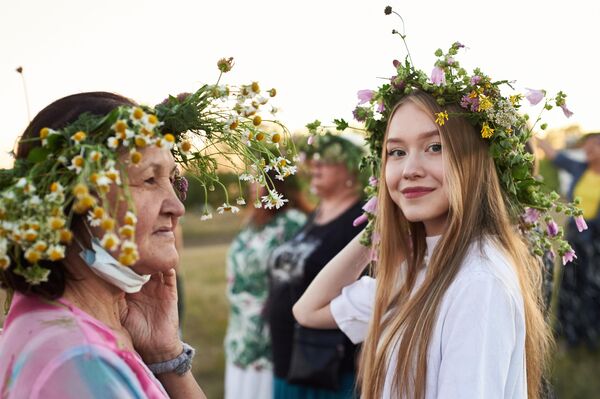 俄罗斯姑娘们在巴什基尔参加亚伊万·库帕拉节。 - 俄罗斯卫星通讯社