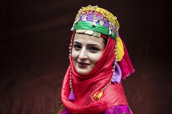 敘利亞東北部哈薩卡省卡米什利市的庫爾德女性參加一年一度的“庫爾德服裝日”活動。 - 俄羅斯衛星通訊社