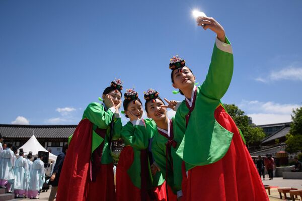 韩国女孩们参加在首尔南山韩屋村举行的传统成人礼活动。 - 俄罗斯卫星通讯社