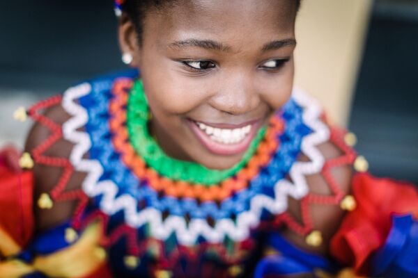 南非德班市的一名身着传统服装的少女。 - 俄罗斯卫星通讯社