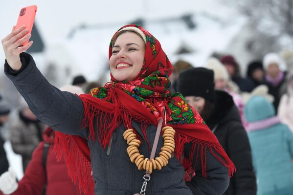 俄罗斯少女参加苏兹达尔谢肉节周末庆典活动。 - 俄罗斯卫星通讯社